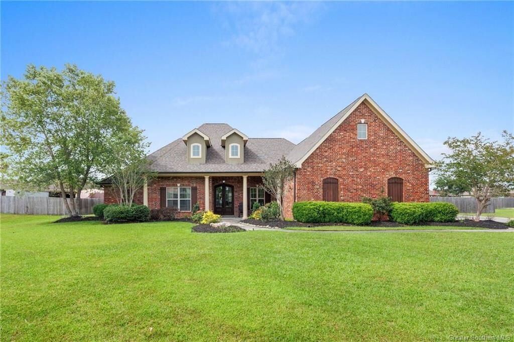 Property Photo: 1696 S Woodland Forest Drive S LA 70611