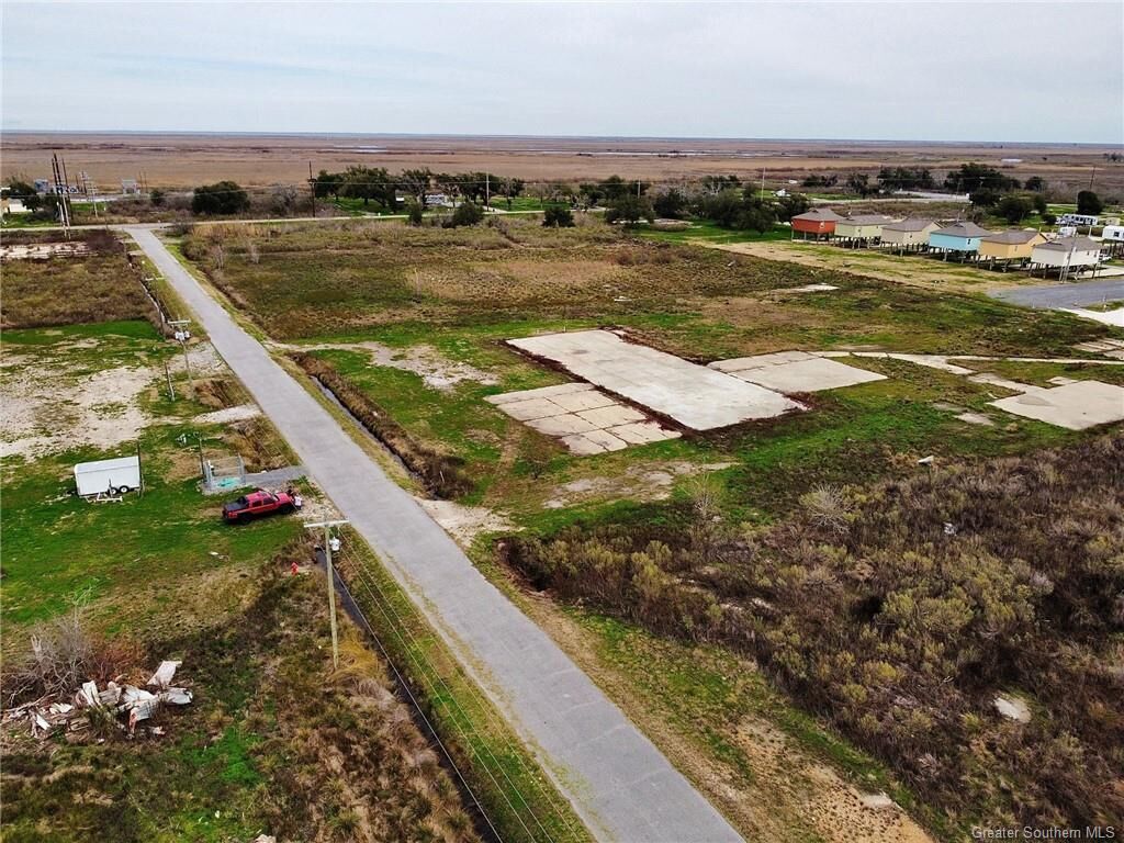 Property Photo: 135 Bobbies Lane LA 70631