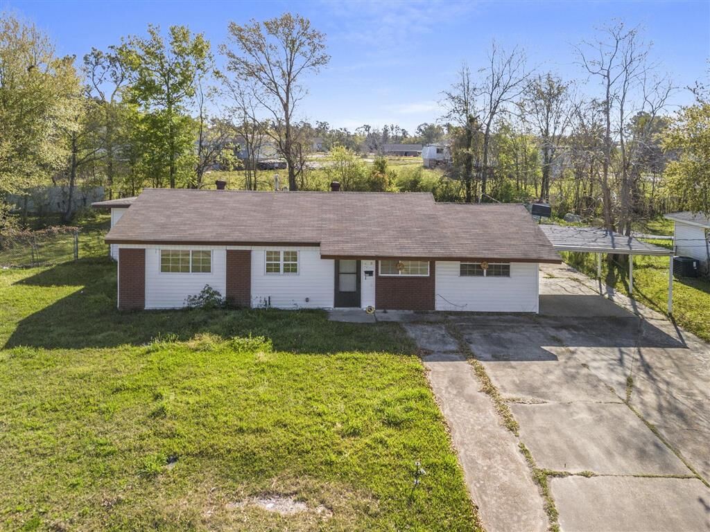 Property Photo: 4211 Worthy Dr Drive LA 70607