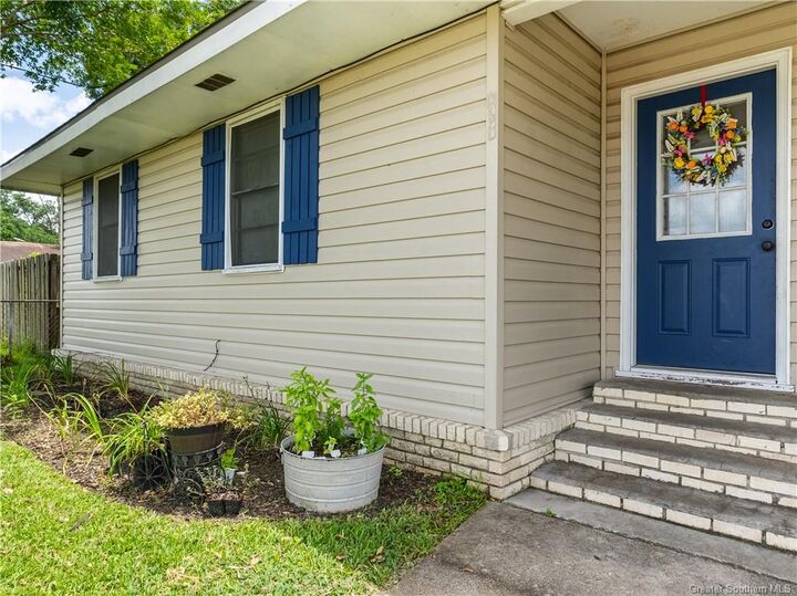 Property Photo:  210 E Miller Avenue E  LA 70647 