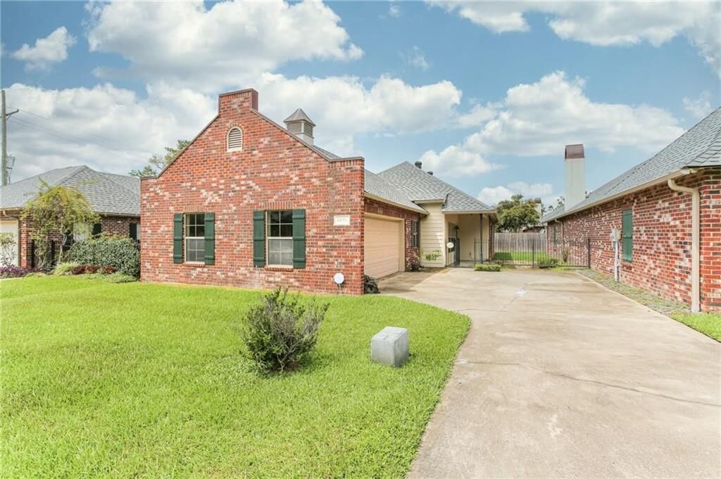 Property Photo: 2450 Bordeaux Lane LA 70605