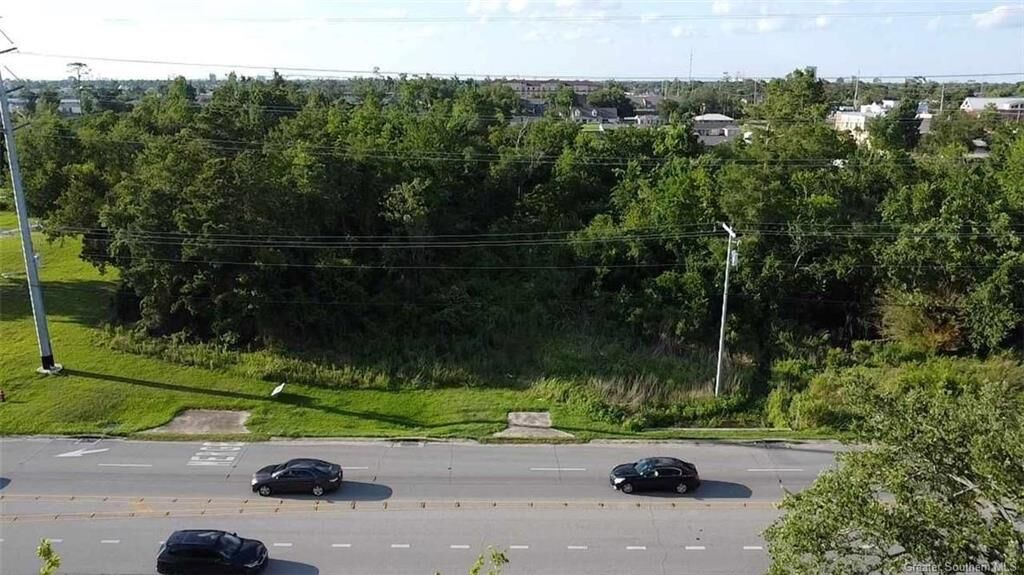Property Photo:  828 W Prien Lake Road W  LA 70601 