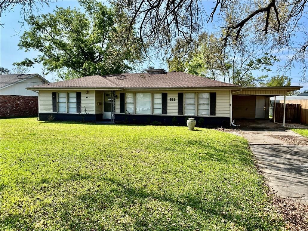 Property Photo:  611 W School Street W  LA 70605 