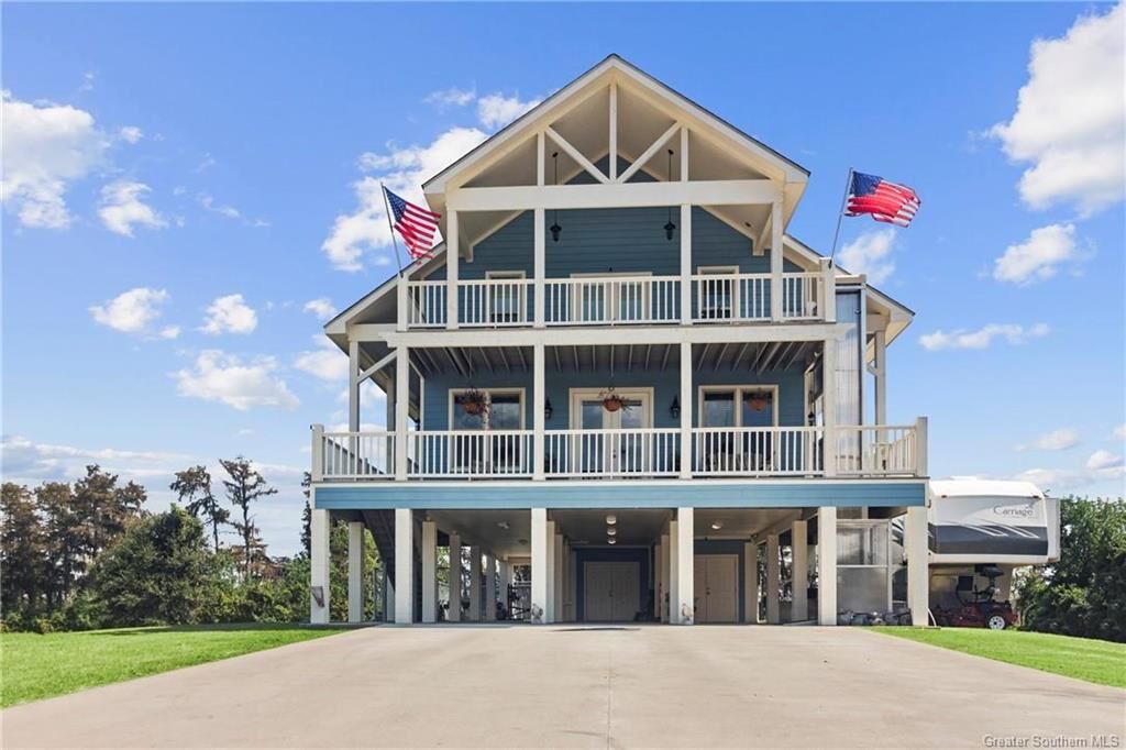 Property Photo: 1258 S Perkins Ferry Road S LA 70611