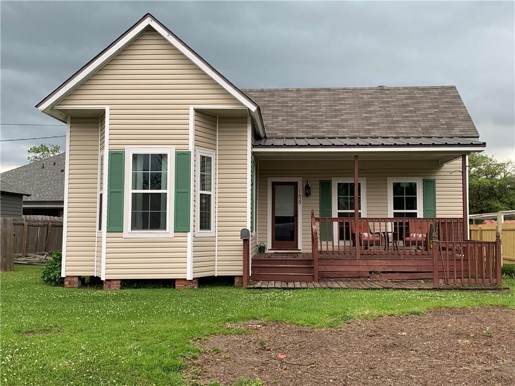 Property Photo: 1629 W Common Street W LA 70601