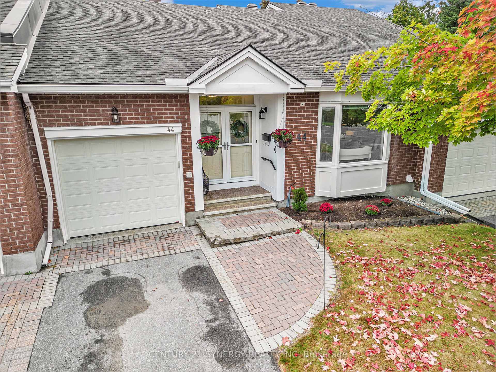 Property Photo: 44 Innesbrook Court ON K2S 1C7