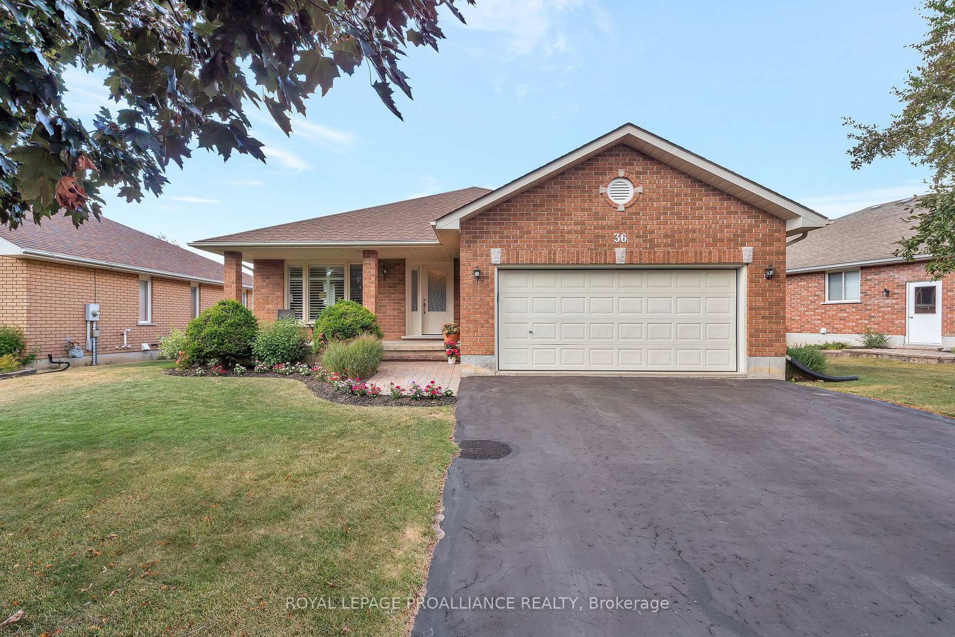 Property Photo: 36 Oak Ridge Boulevard ON K8N 5W1