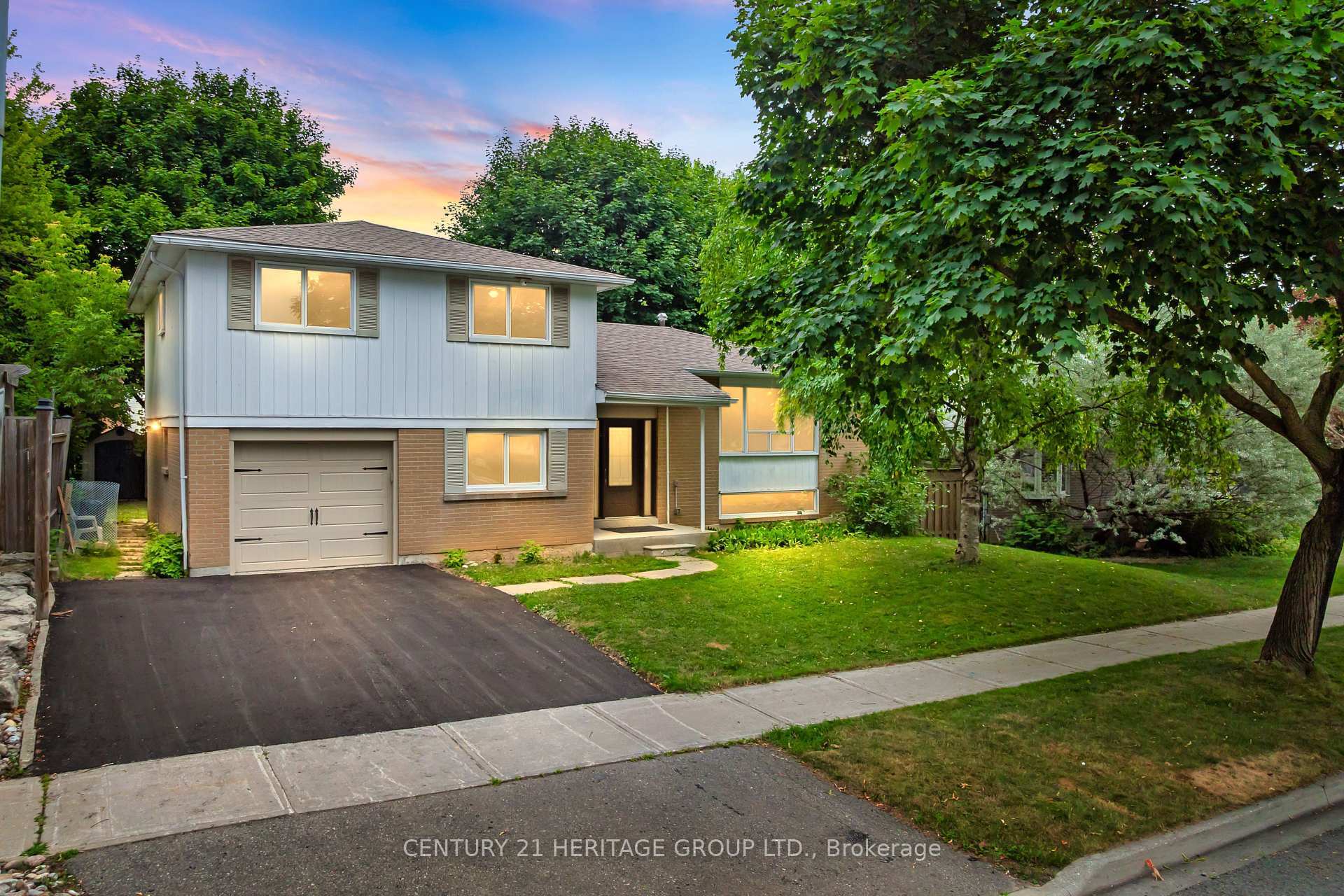 Property Photo:  2 Hill Drive  ON L4G 3A6 