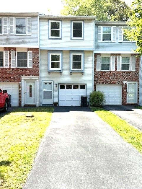 Property Photo: 937 Lynwood Ct PA 16066