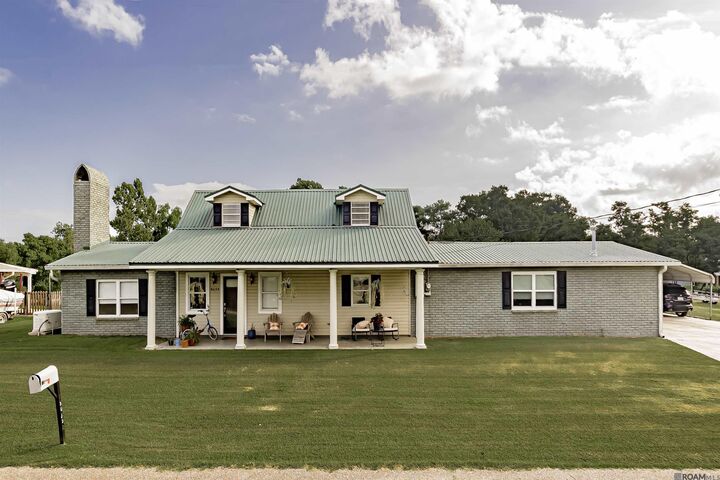 Property Photo: 5035 Pecan Ln LA 70749