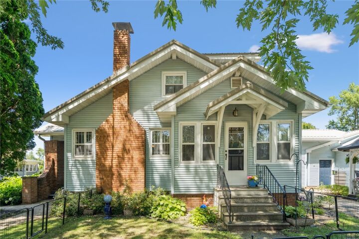 Property Photo:  45 7th Avenue SE  IA 50662 
