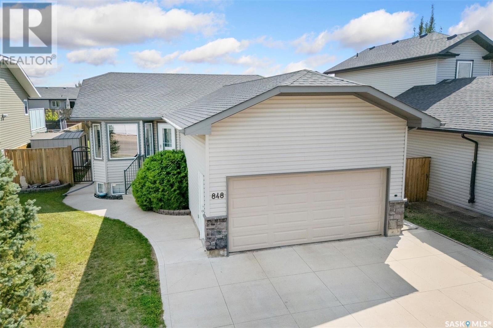 Property Photo:  848 4th Street S  SK S0K 2T1 