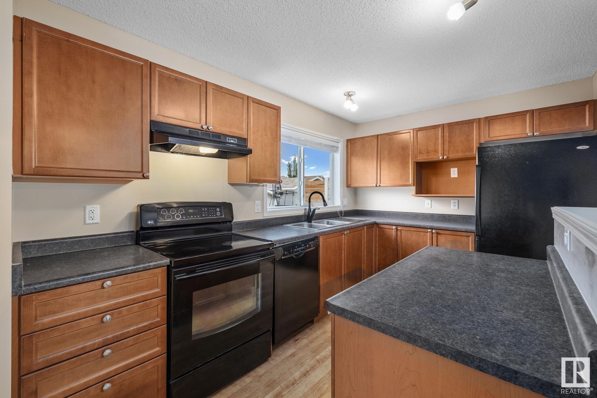 Photo de la propriété:  7404 16 Avenue SW  AB T6X 0E1 