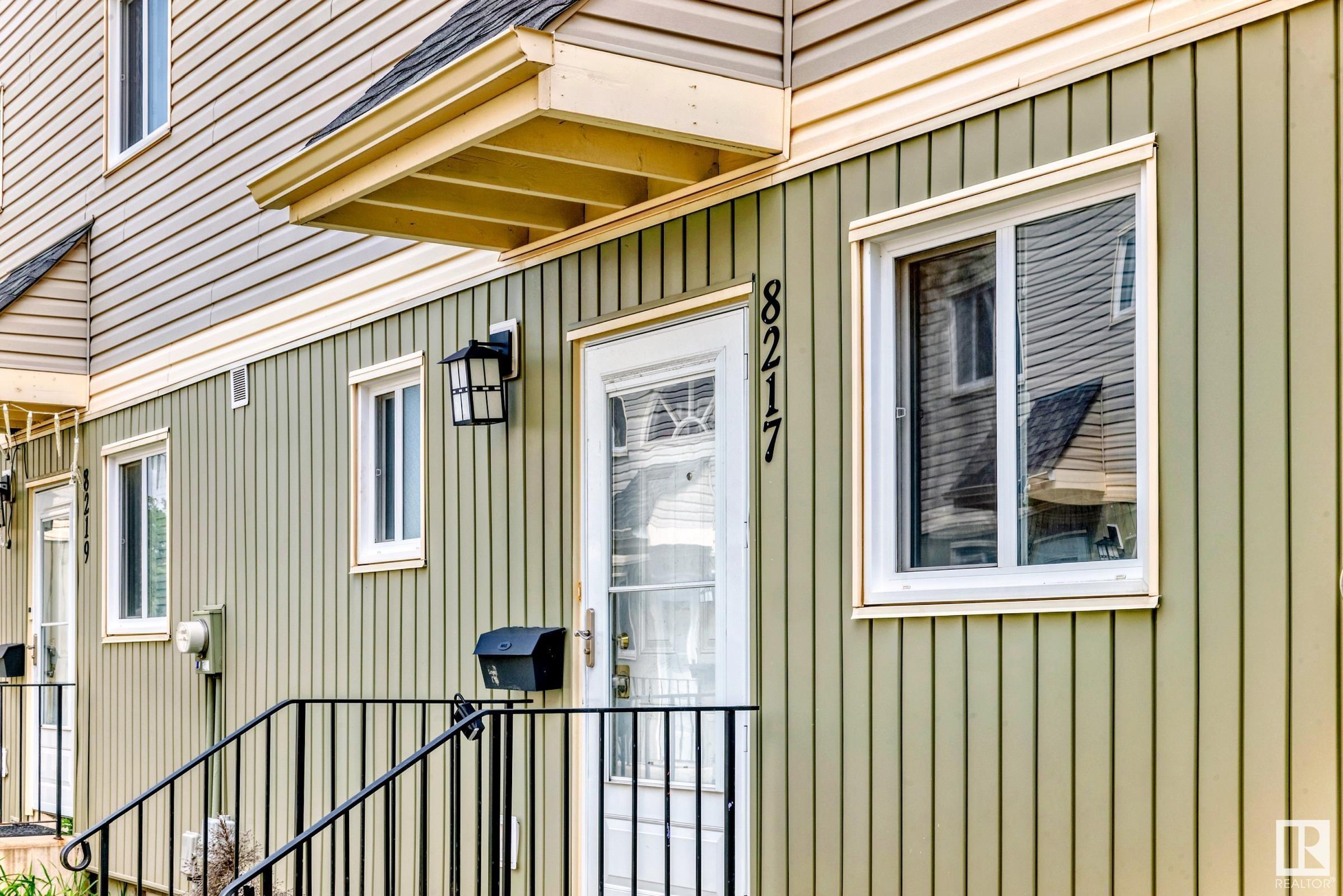Photo de la propriété:  8217 182 Street NW  AB T2T 1L2 
