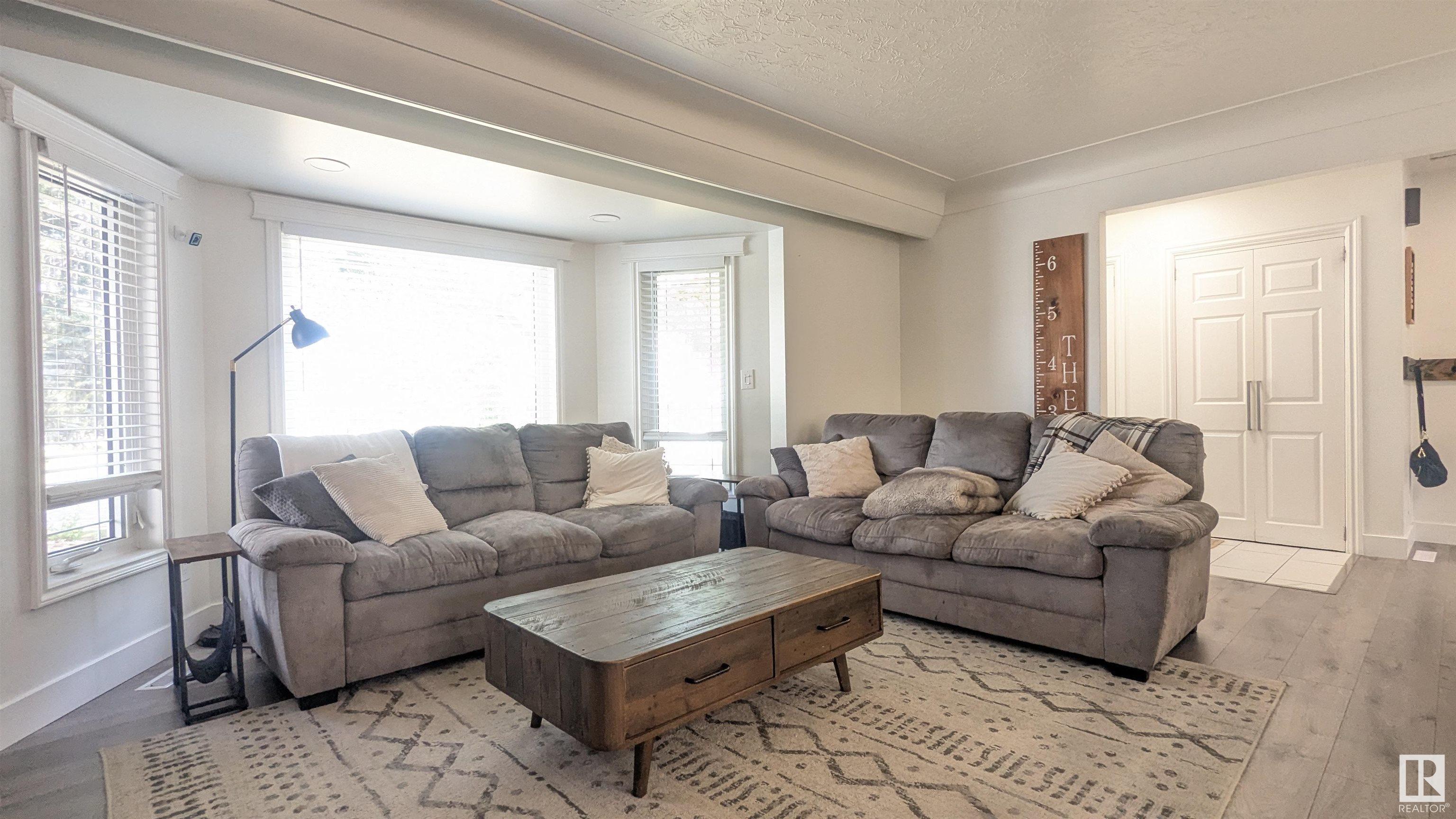 Photo de la propriété:  4941 45 Avenue  AB T9C 1A5 
