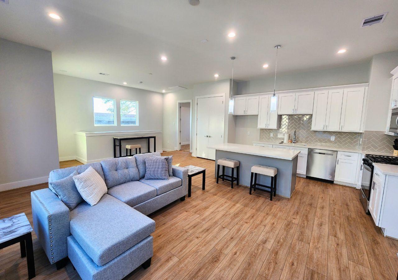 Property Photo:  615 Northew Street E  TX 77091 