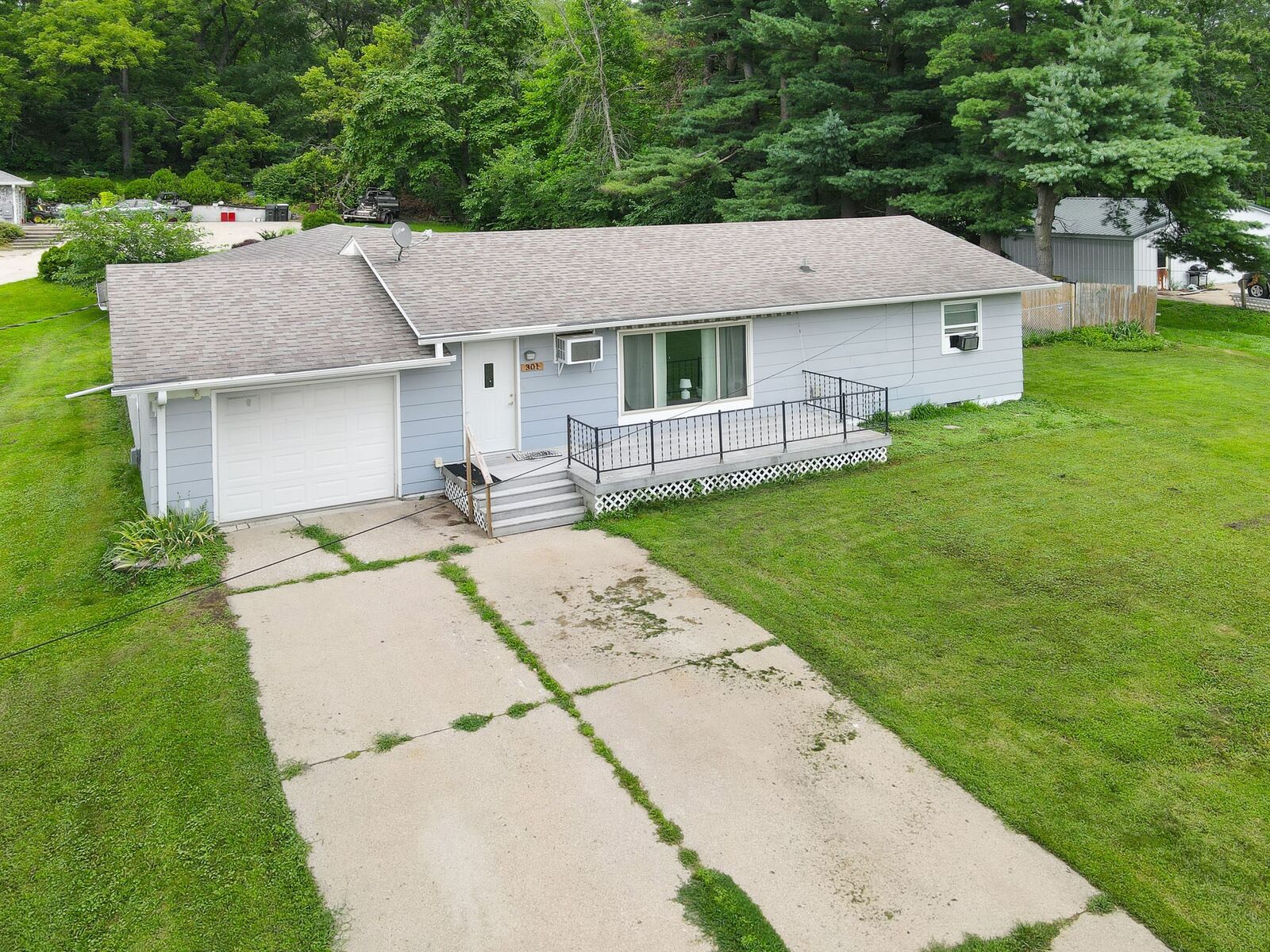 Property Photo: 301 N 9th Street IA 52553
