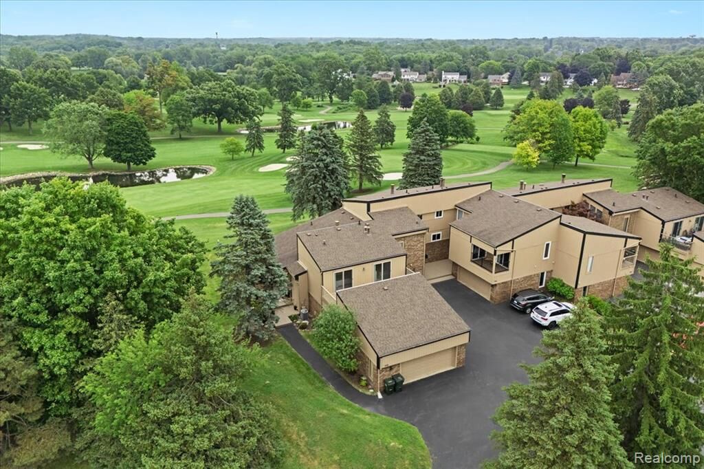 Property Photo: 996 Golfview Court MI 48307 1007