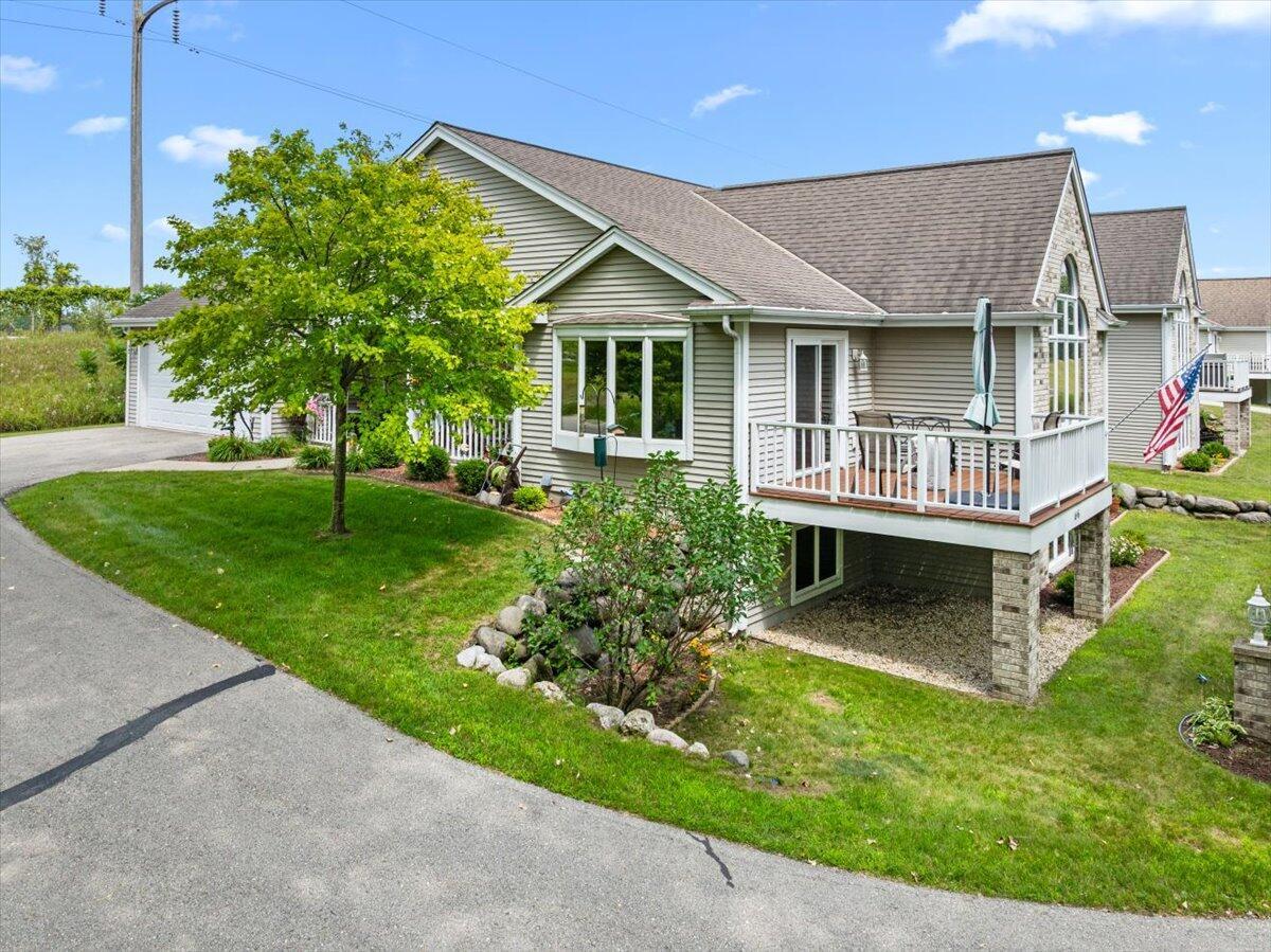 Property Photo: 1646 Vivian Ct WI 53090
