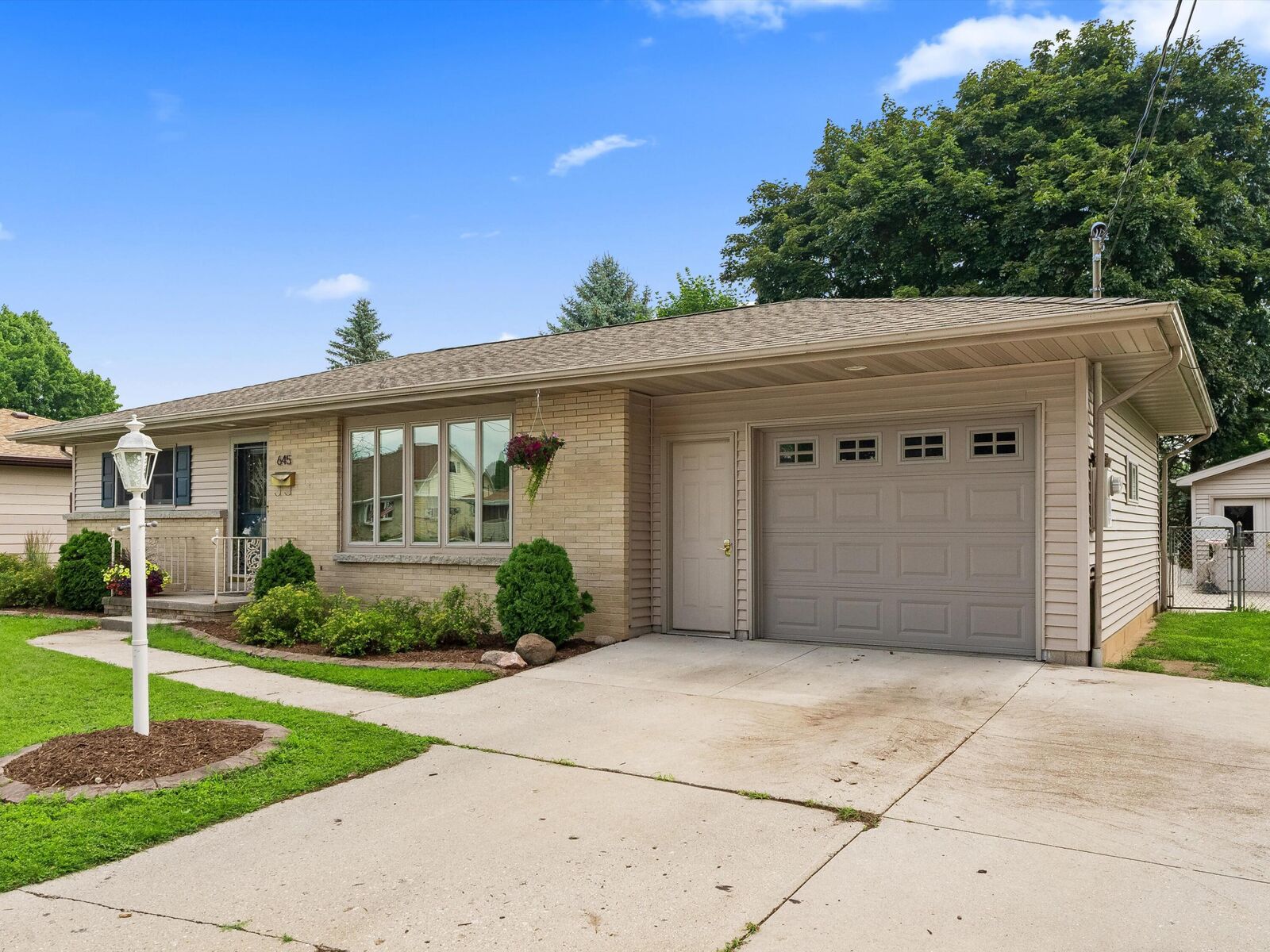 Property Photo:  645 S 31st St  WI 54220 