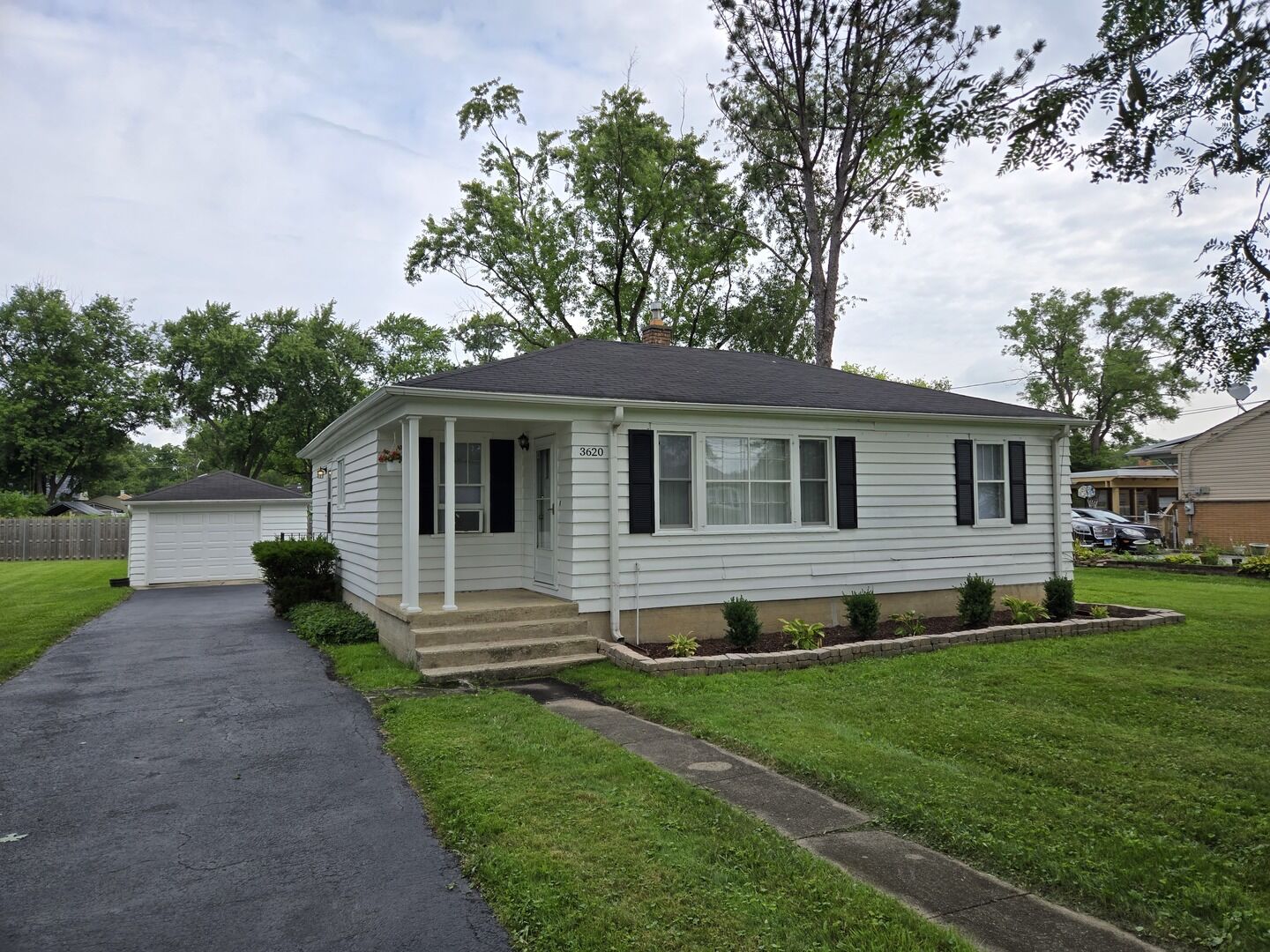 Property Photo: 3620 Arthur Terrace IL 60426