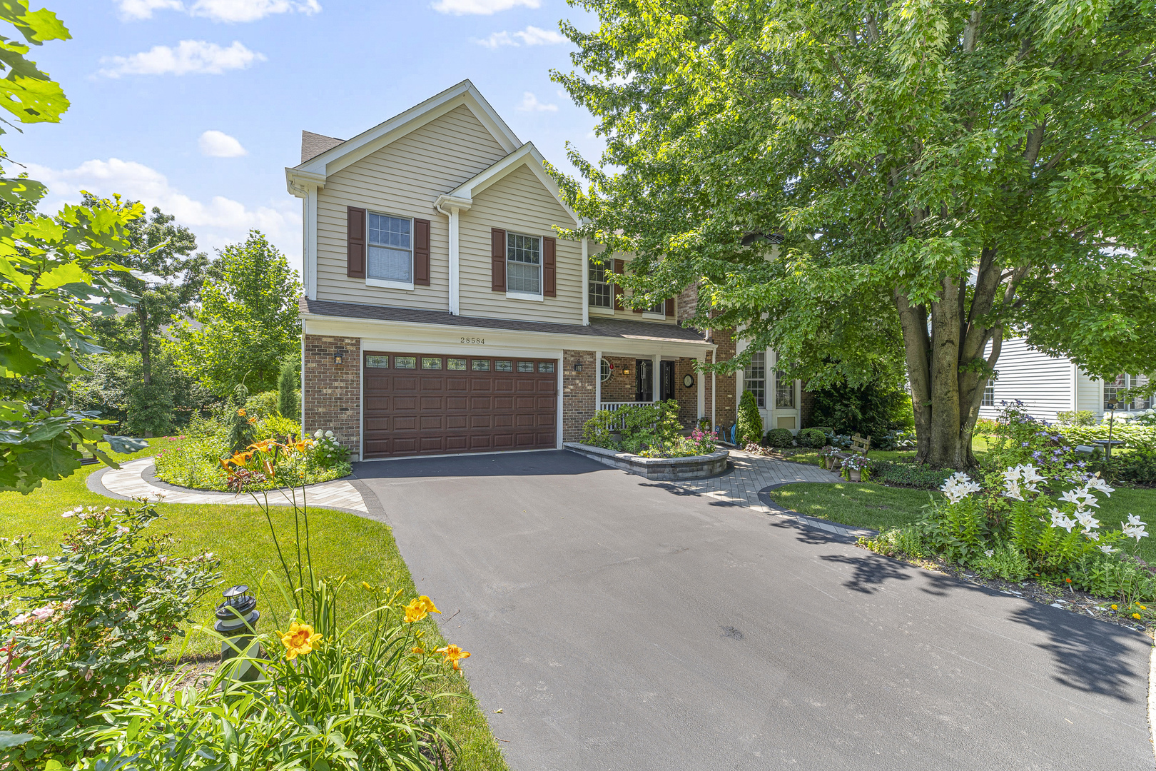 Property Photo: 28584 Ashford Court IL 60044