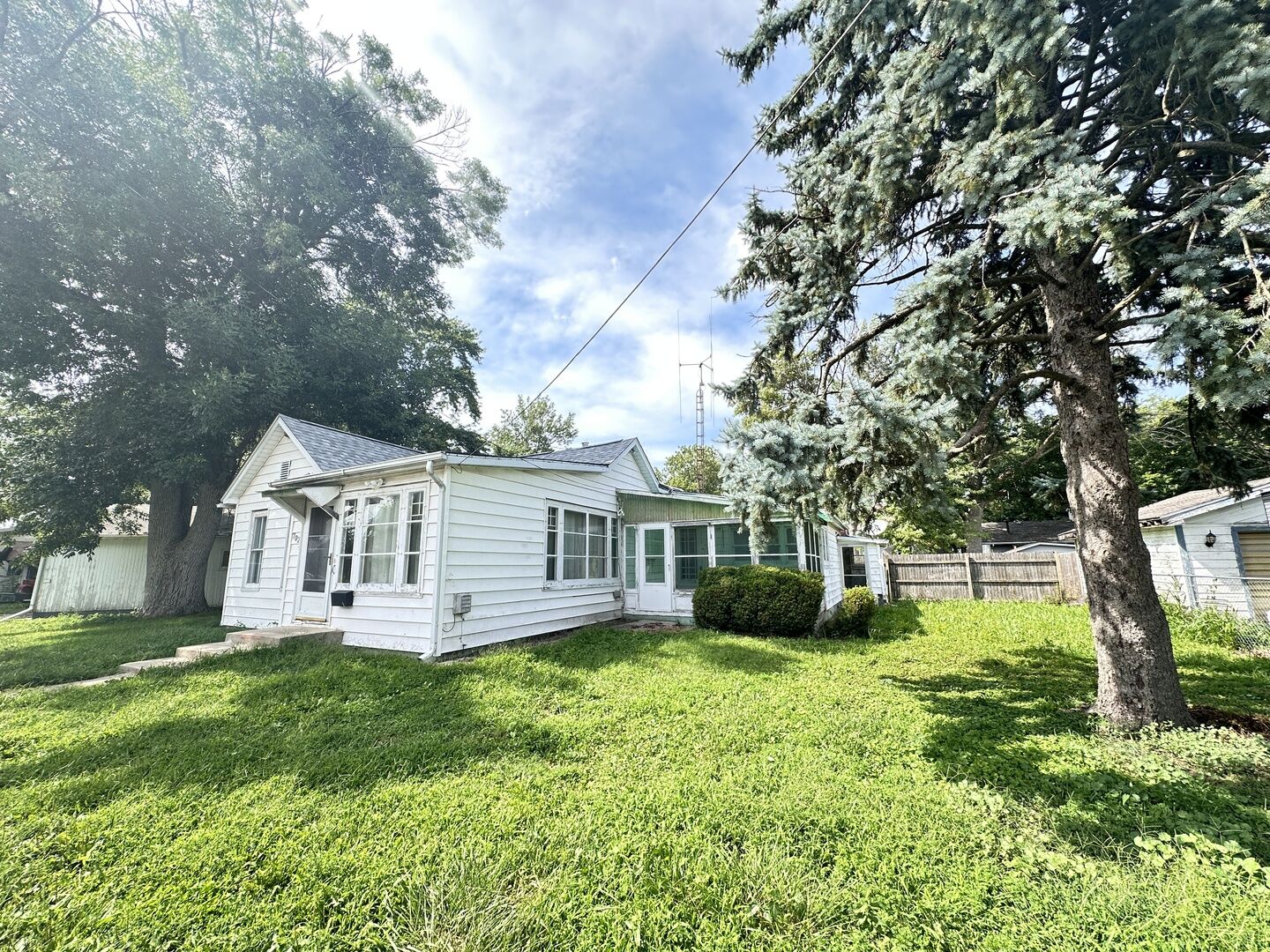 Property Photo:  702 W Green Street  IL 61842 