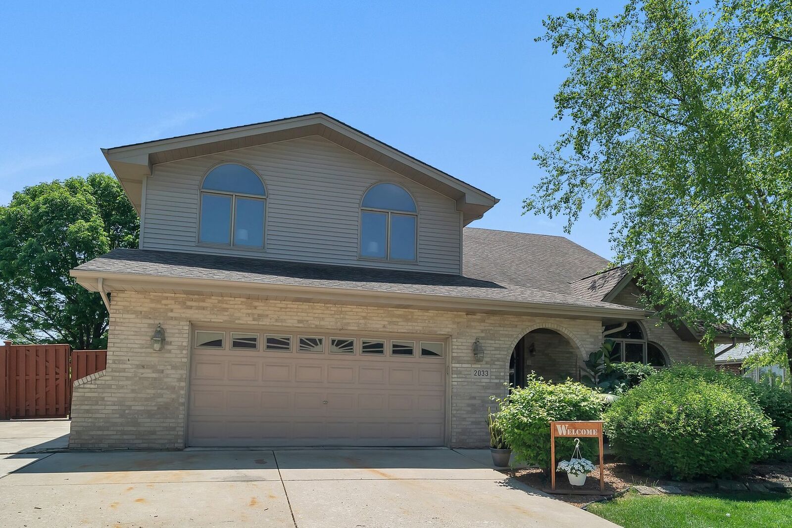Property Photo: 2033 Westbury Drive IL 60517