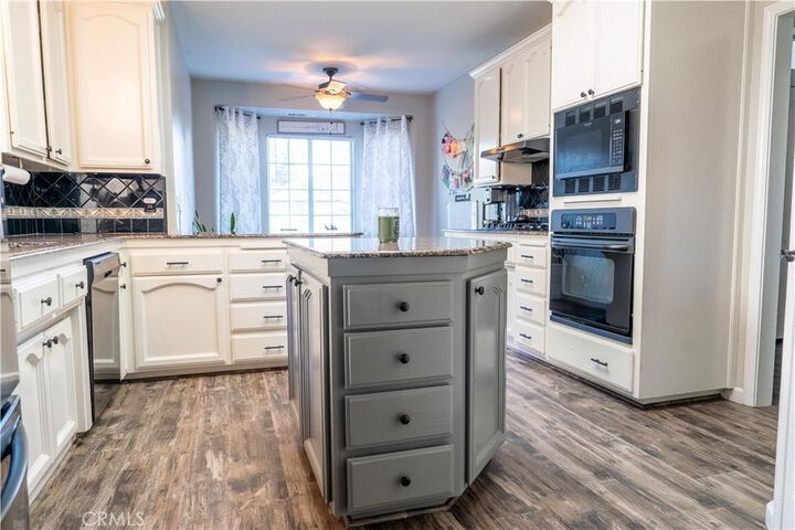 Property Photo: 1430 E Laura Court CA 93292