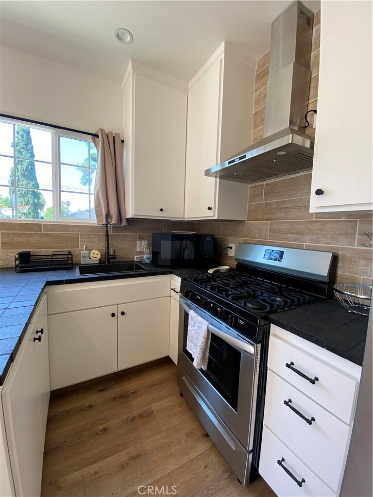 Property Photo: 15810 Leadwell Street CA 91406