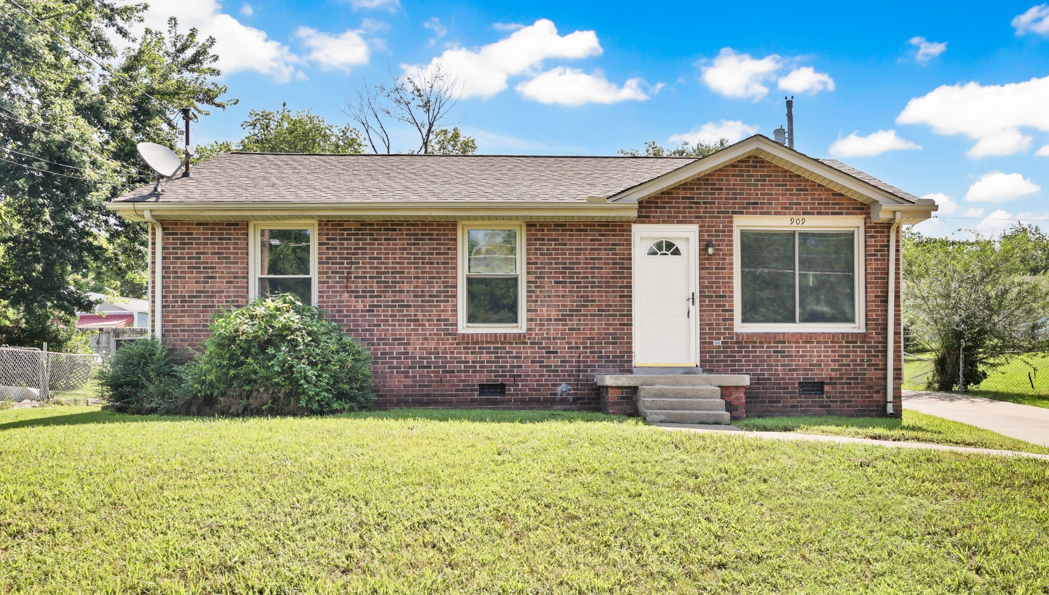 Property Photo: 909 Lucas Ln TN 37040