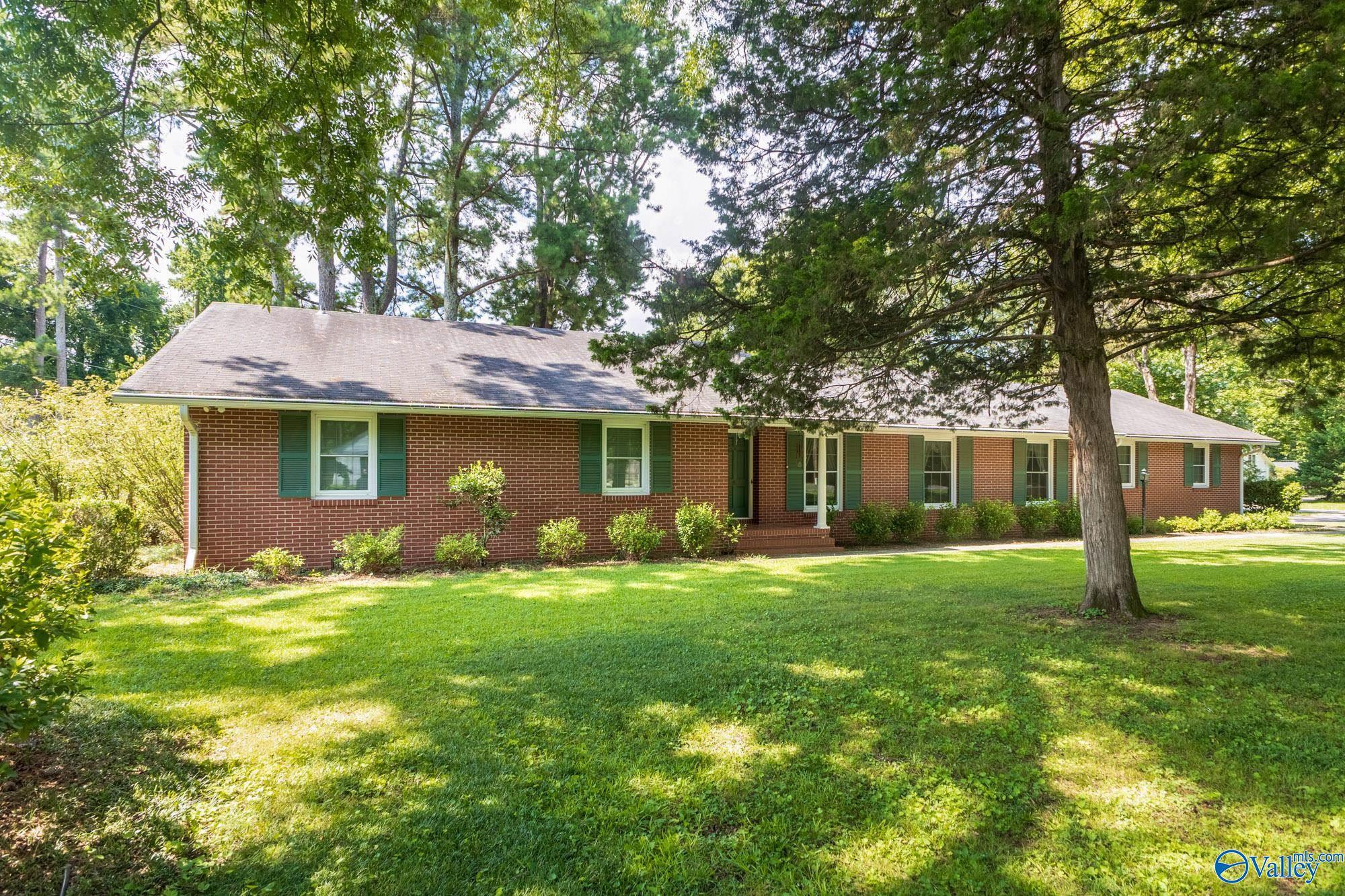 Property Photo: 1611 Stratford Road SE AL 35601