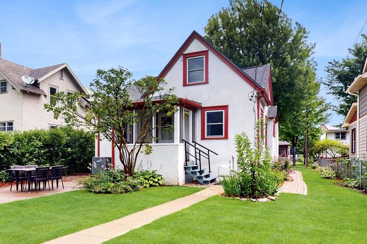 Property Photo:  2119 Queen Avenue N  MN 55411 