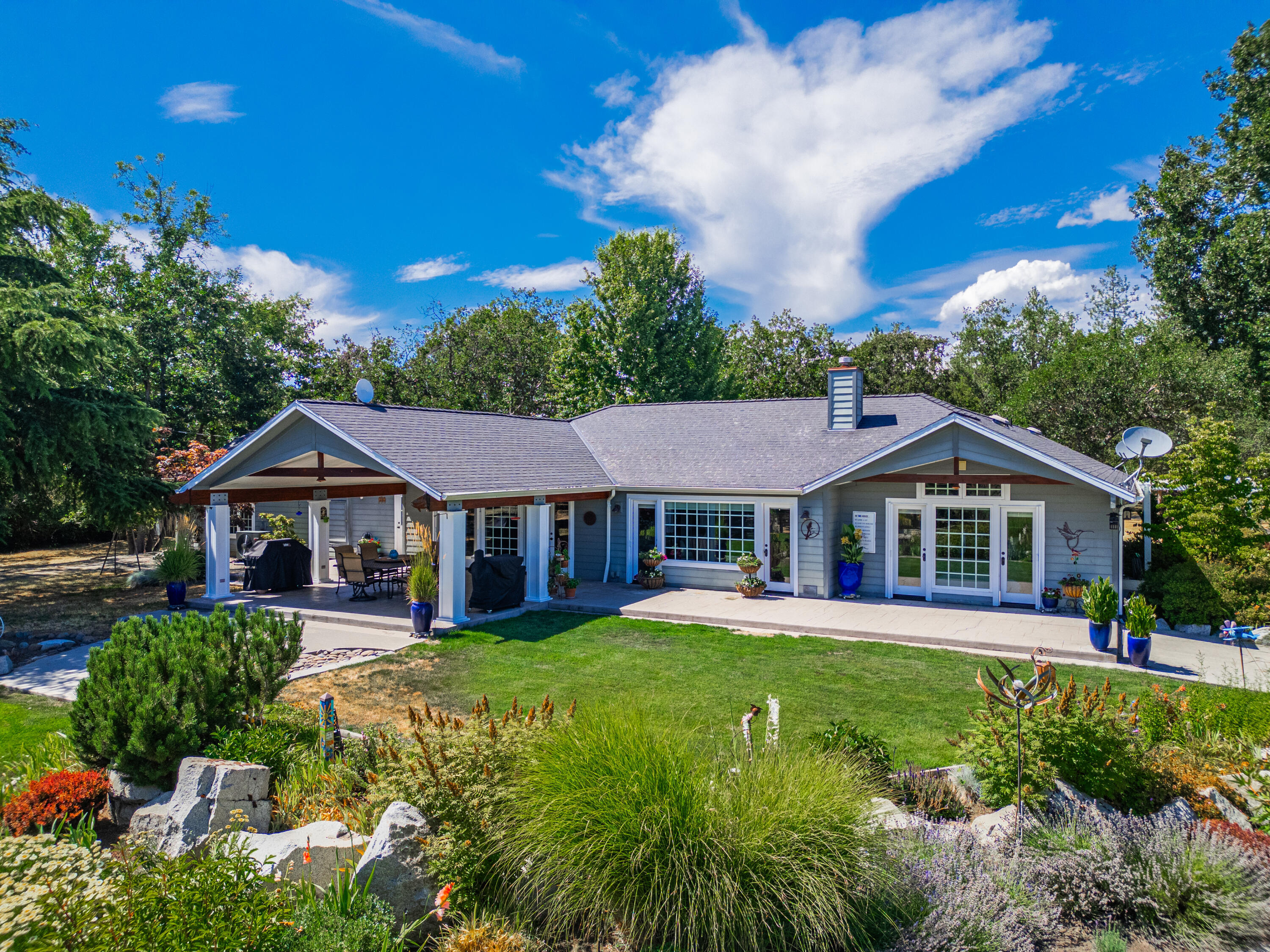 Property Photo:  700 Rogue Wood Drive  OR 97503 