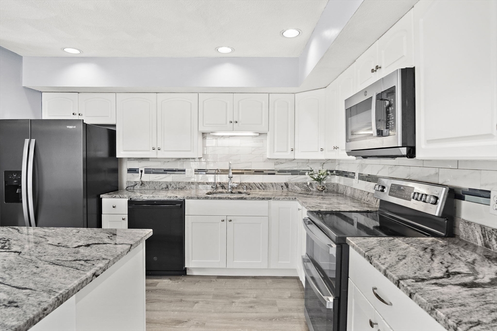 Property Photo:  20 Carriage Hill Lane 20  MA 01970 