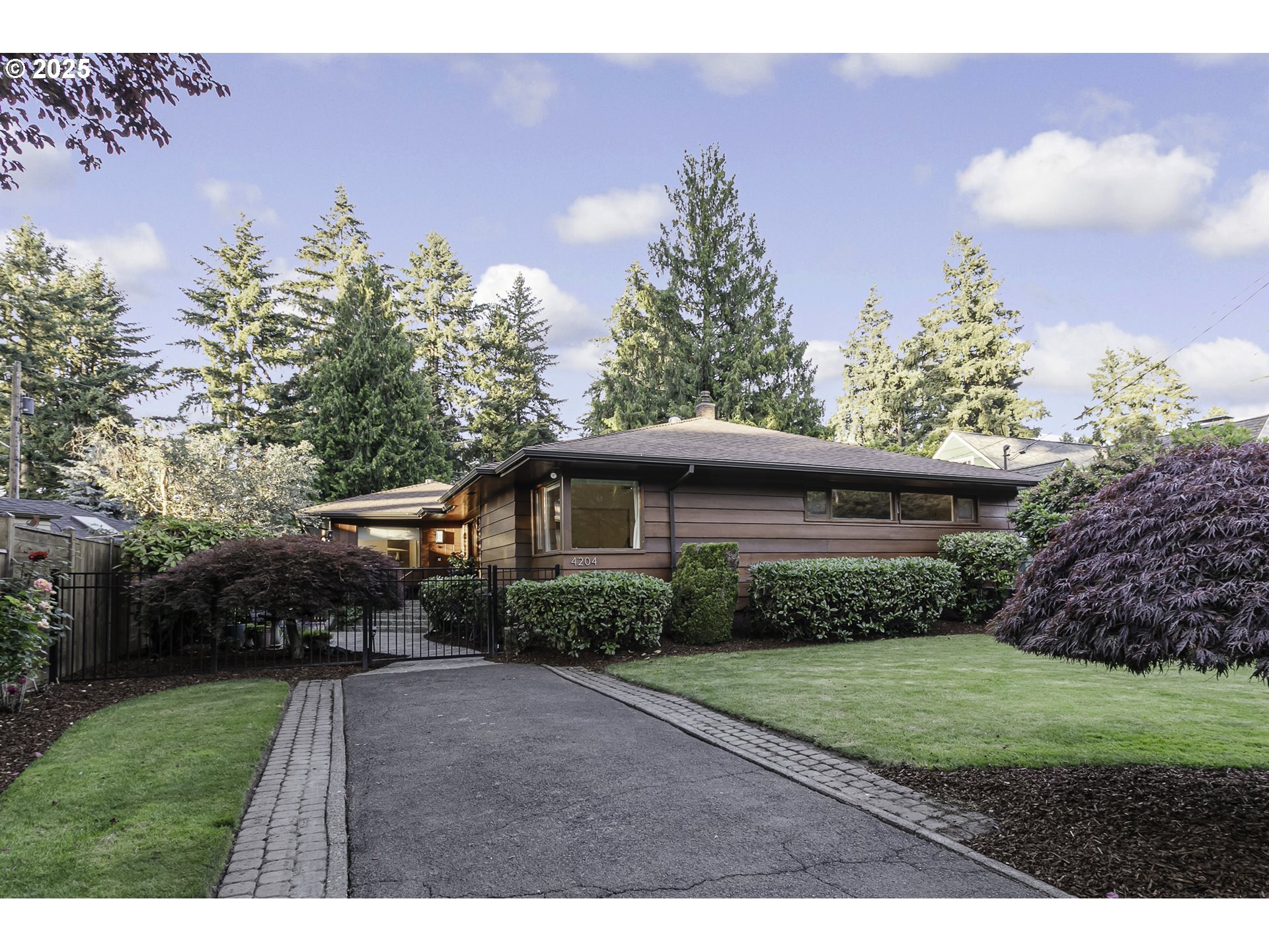 Property Photo: 4204 NE Maywood Pl OR 97220