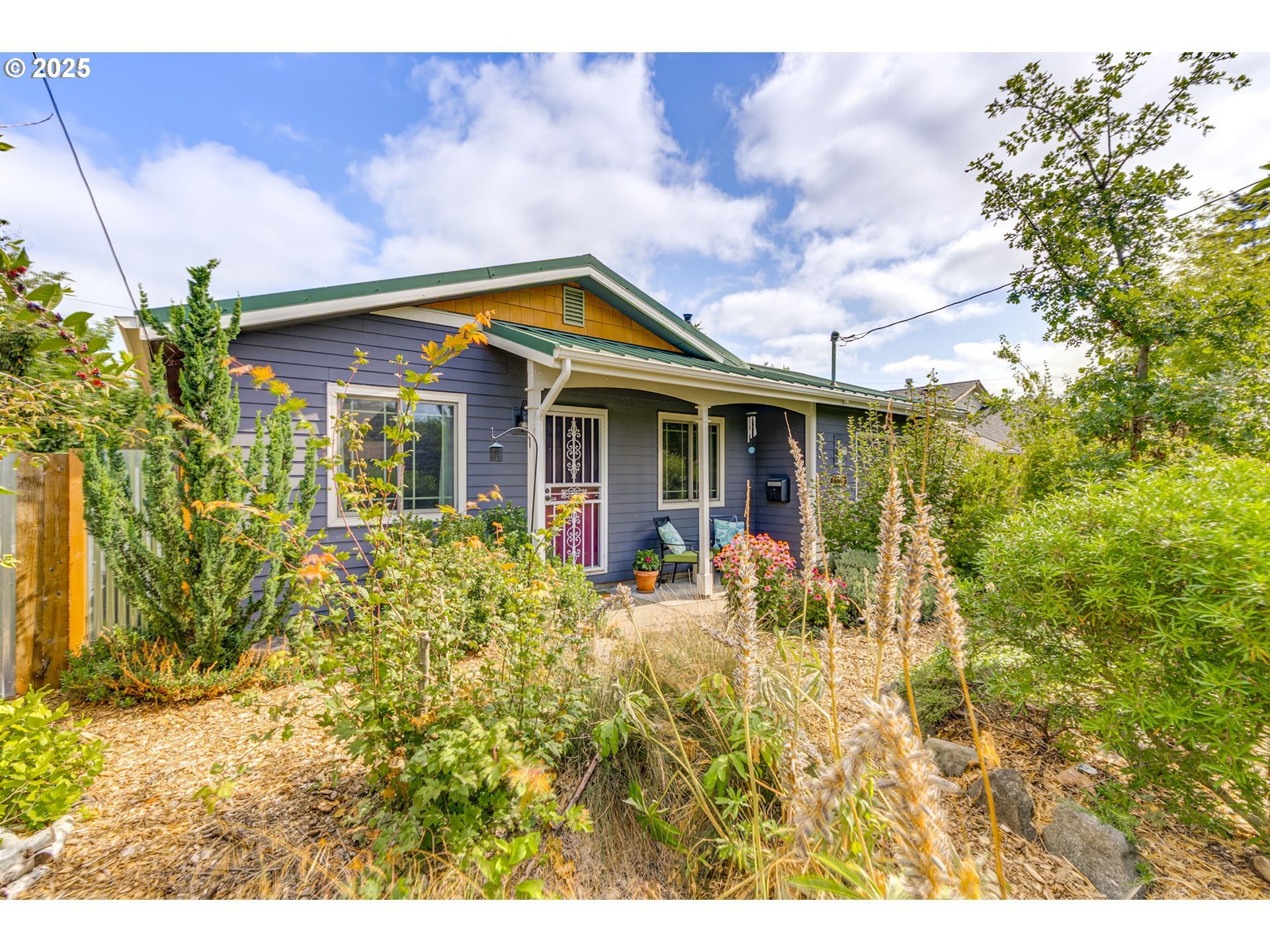 Property Photo:  6645 N Bank St  OR 97203 