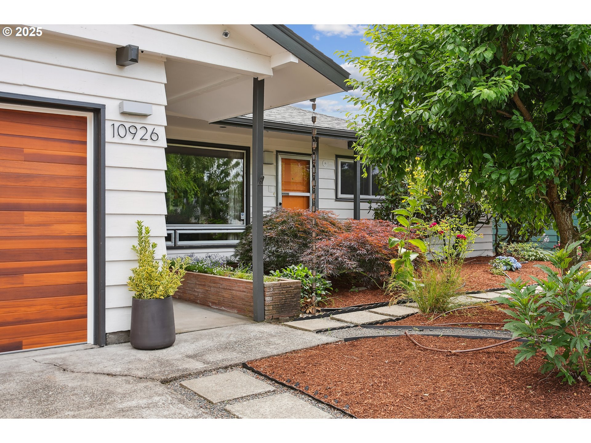 Property Photo: 10926 NE Flanders St OR 97220
