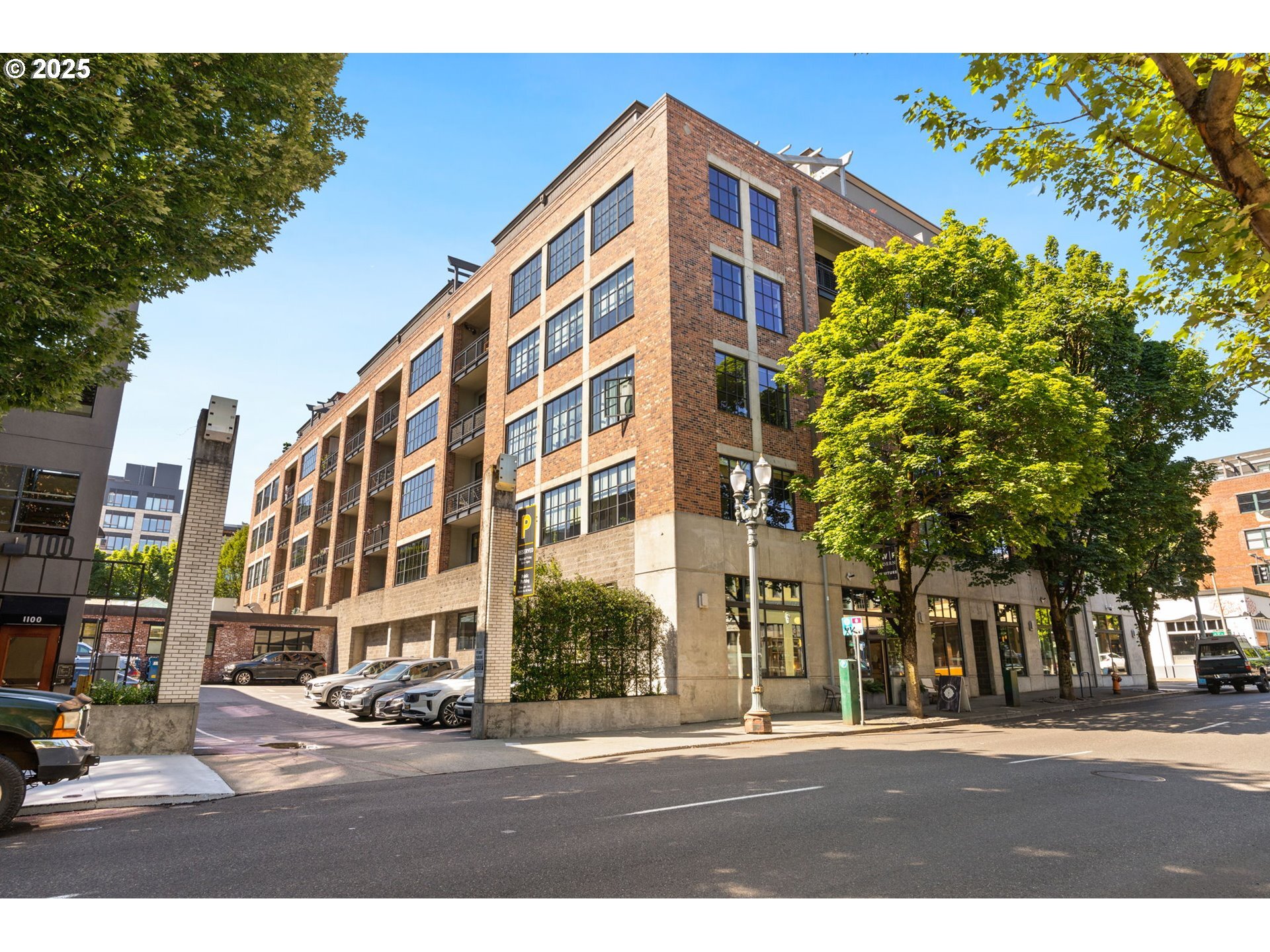 Property Photo: 408 NW 12th Ave 306 OR 97209