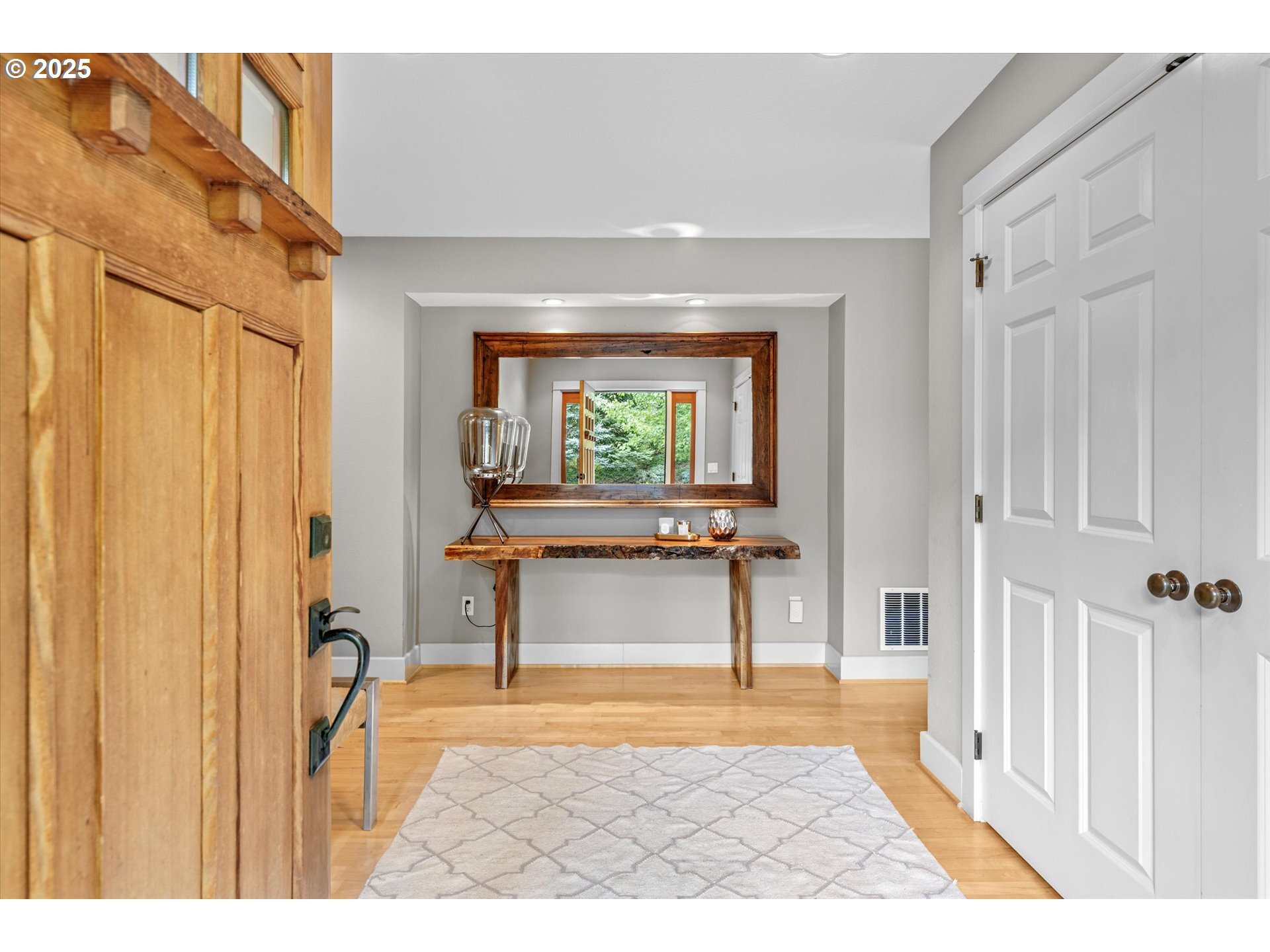 Property Photo: 2209 NW Crestview Way OR 97229