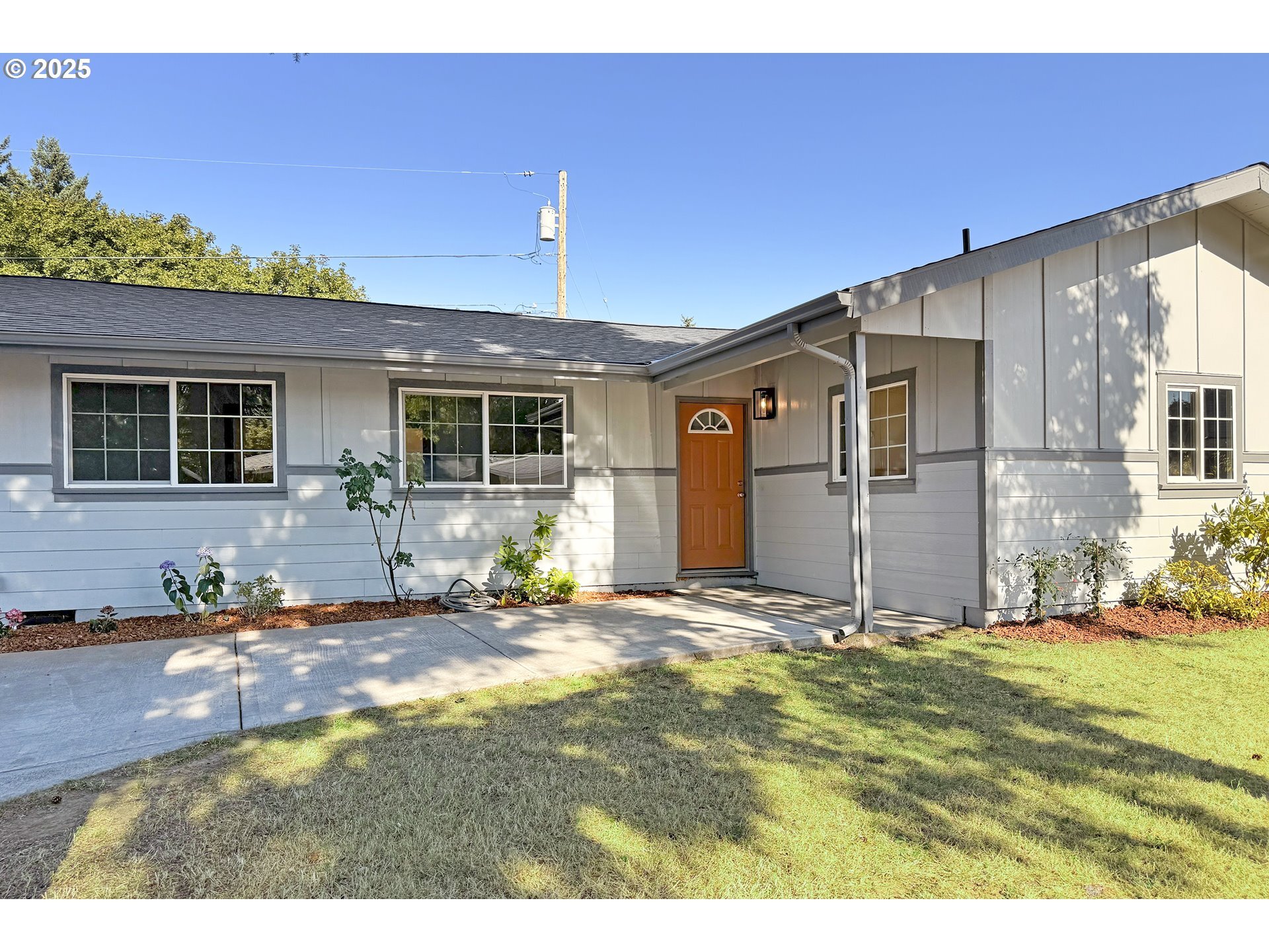 Property Photo: 1448 SE 174th Pl OR 97233