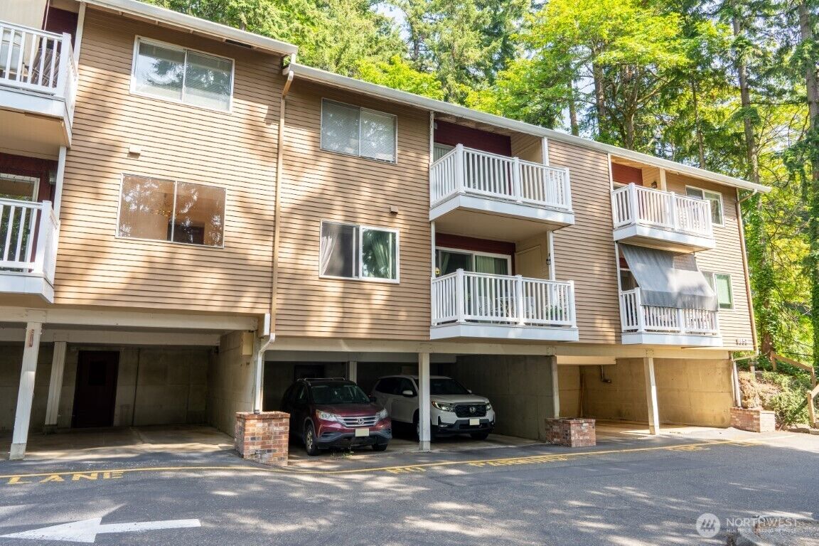 Property Photo:  8652  164th Avenue NE C211  WA 98052 