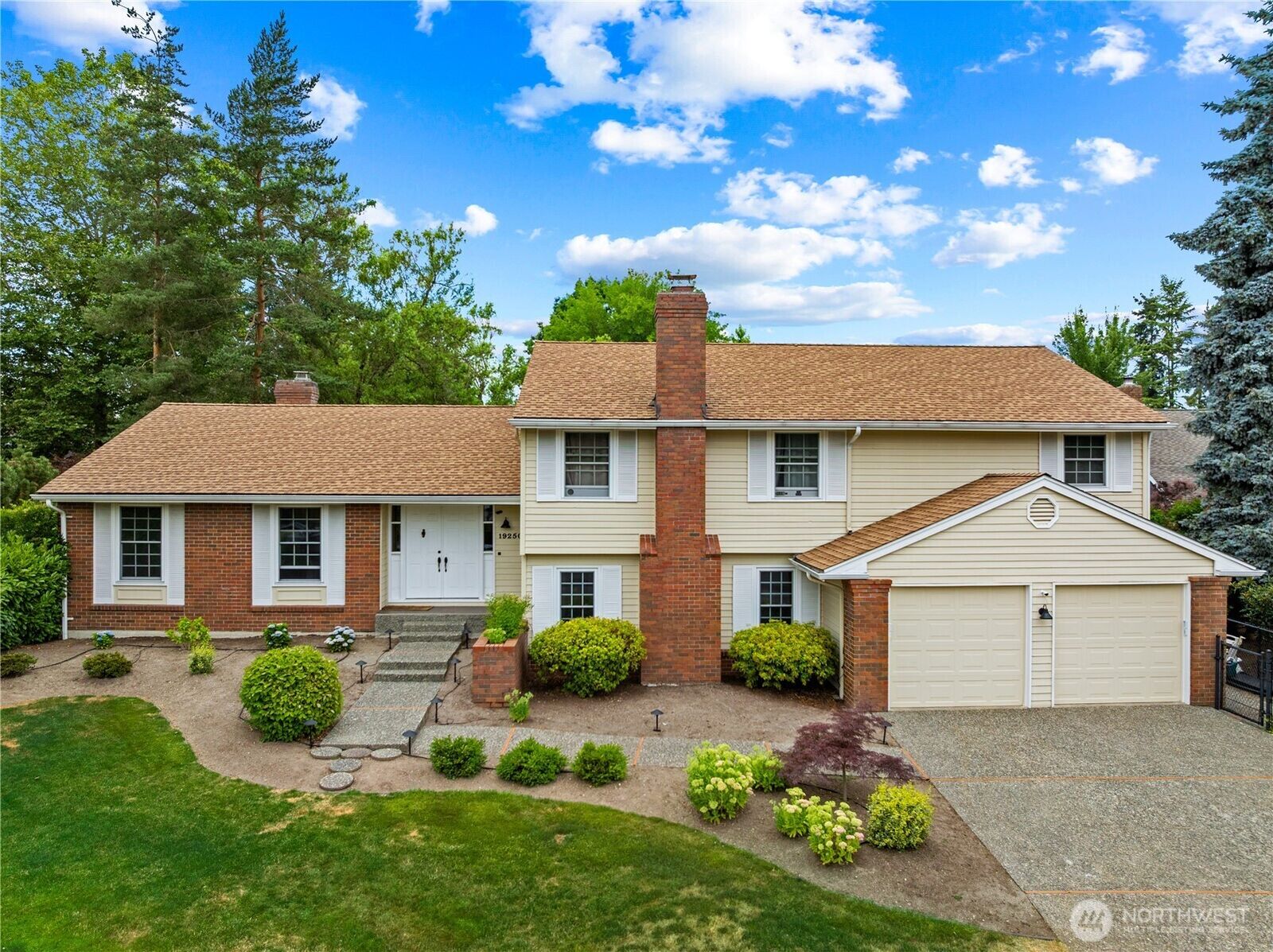 Property Photo:  19250 SE 45th Place  WA 98027 