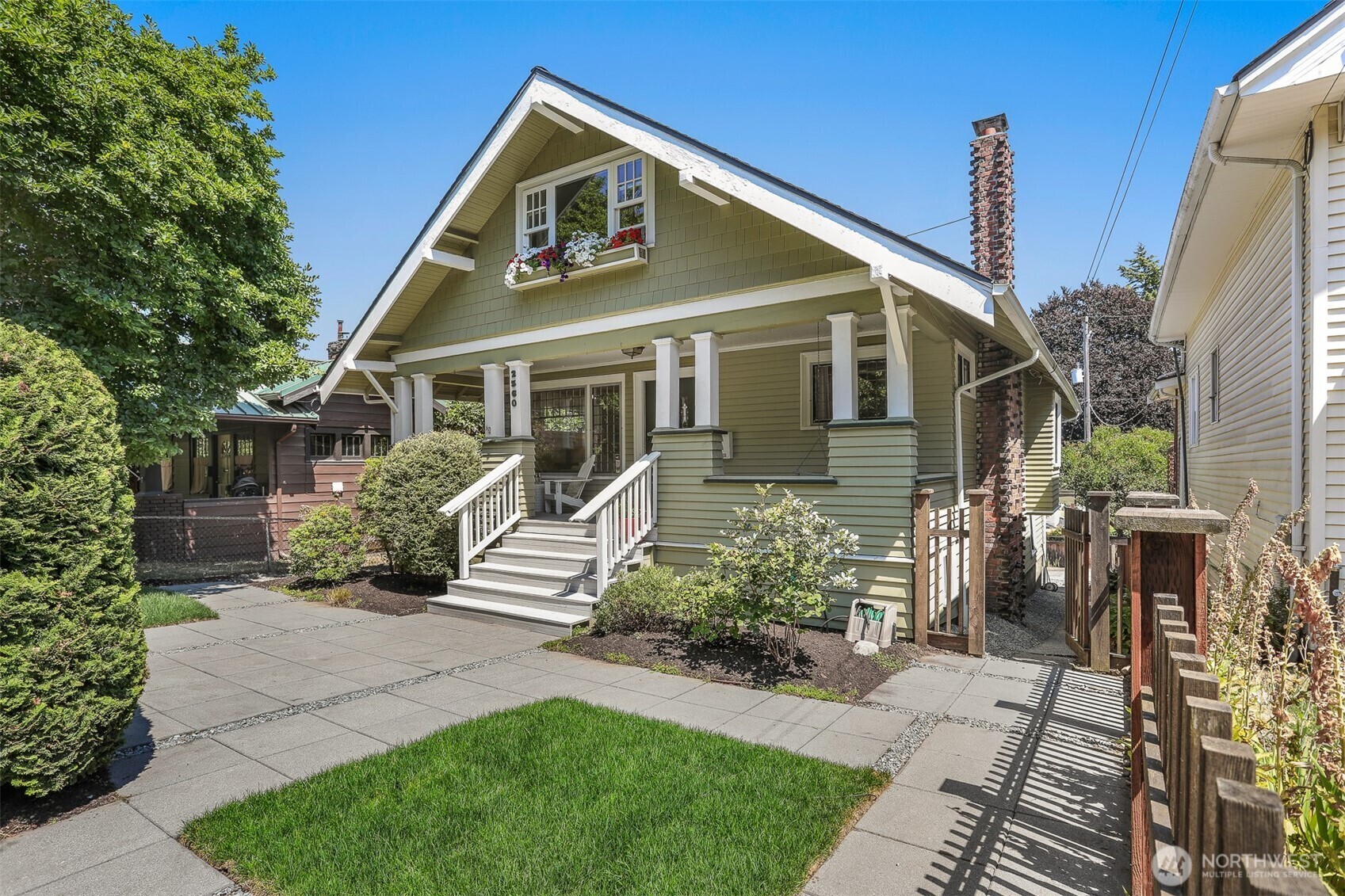 Property Photo: 2560 5th Avenue W WA 98119