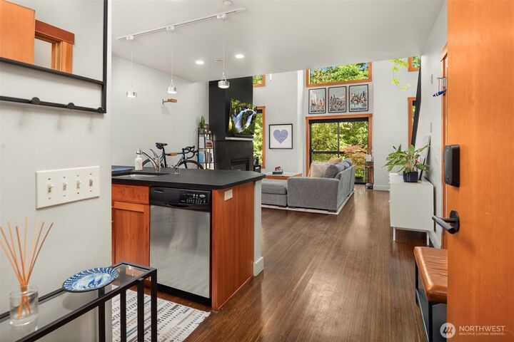 Property Photo: 1605 E Pike Street 201 WA 98122