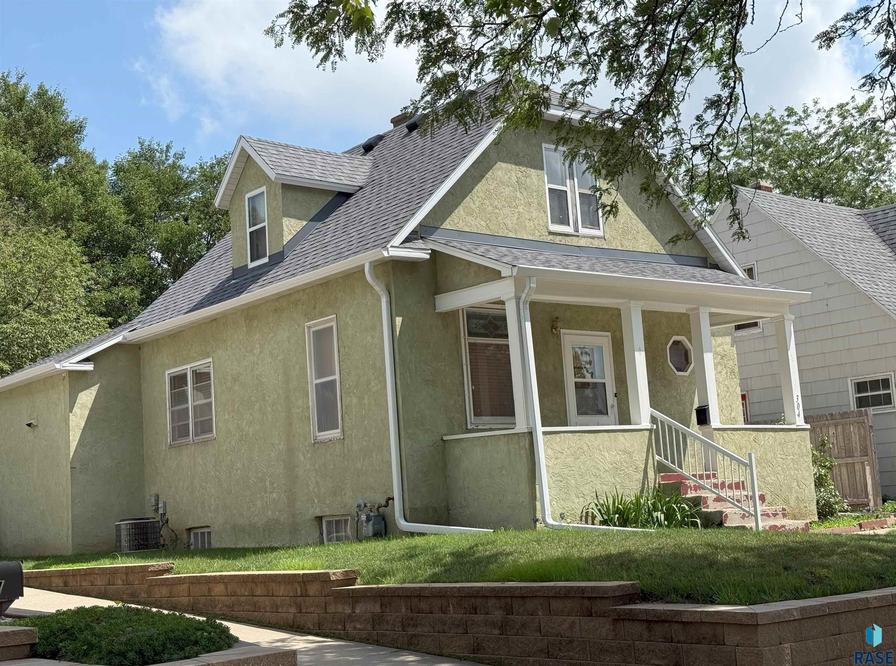 Property Photo: 304 N Highland Ave SD 57103