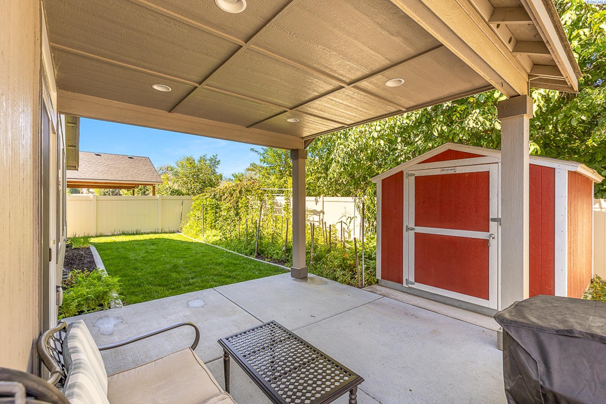 Property Photo: 2214 S Zillah Pl WA 99337