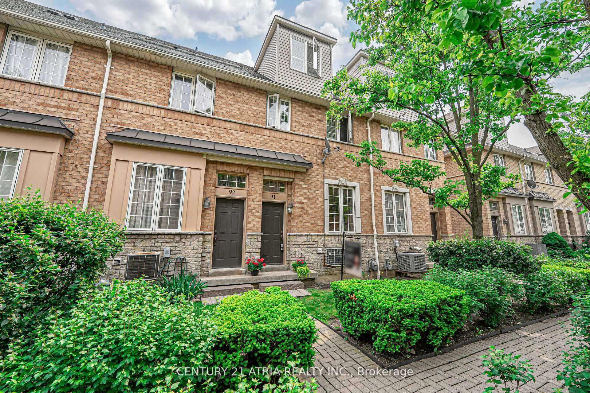 Photo de la propriété:  23 Observatory Lane 91  ON L4C 0M7 