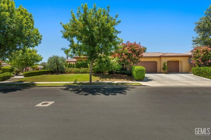 Property Photo: 2703 Wharncliff Court CA 93311