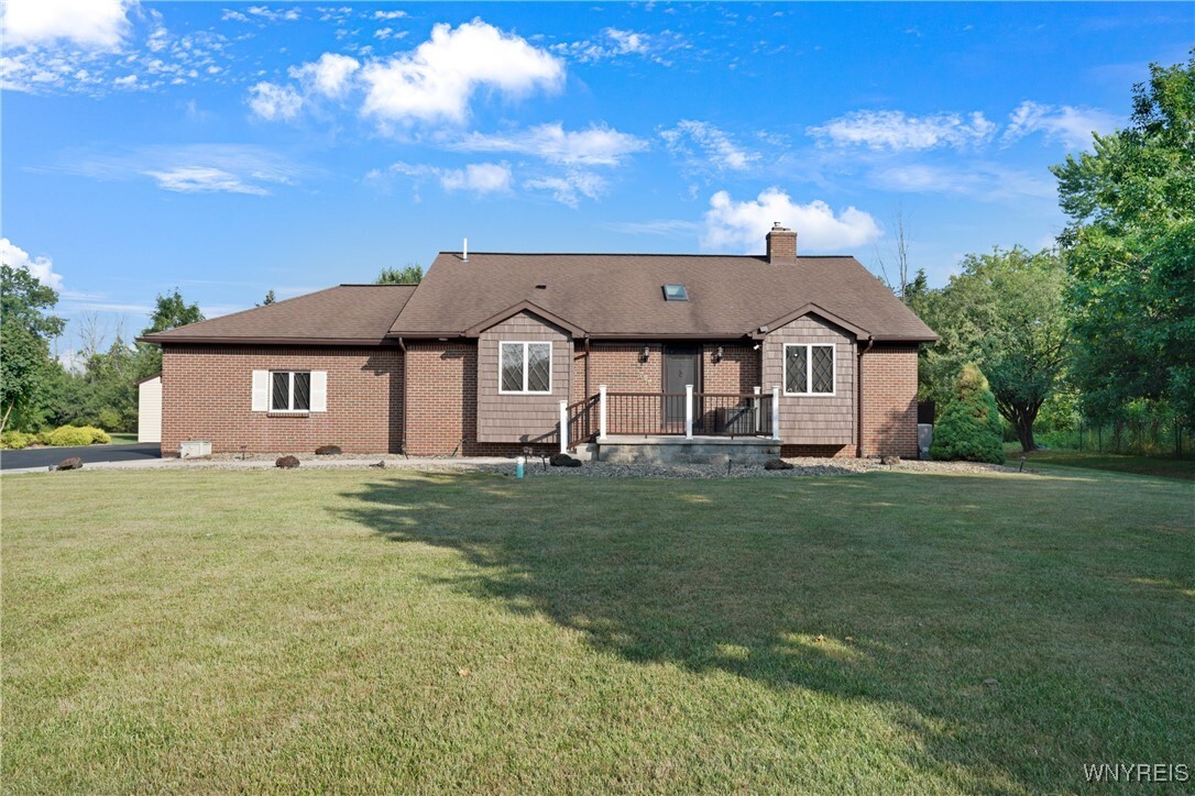 Property Photo:  996 Upper Mountain Road  NY 14092 